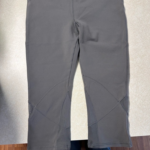 ALO Yoga Pants - ALO Yoga Capri Leggings- Brown
